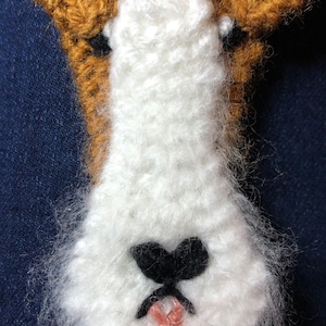 Broche Fox terrier en fil de fer tricoté