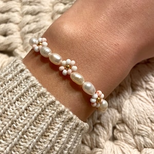 Flower bracelets with freshwater pearls, flower bracelet in white and pink, daisy bracelets gold, flower design bracelet