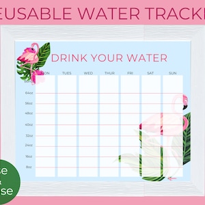 Könnte beinhalten: Ein wiederverwendbarer Wasser-Tracker mit einem Flamingo- und tropischen Blätterdesign. Der Tracker hat ein Raster für jeden Tag der Woche und eine Spalte für die konsumierten Wasserunzen. Der Text "DRINK YOUR WATER" befindet sich oben auf dem Tracker.