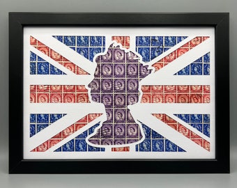 A4 Queen Elizabeth II Machin Silhouette und Union Jack – Vintage-Briefmarkenkunst – handgefertigt mit gebrauchten roten, blauen und lila Wilding-Stempeln
