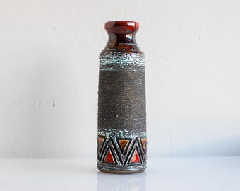 モダンなスカンジナビアデザインのアート陶器の花瓶、ティルグマンス スウェーデンの 70 年代の大きなヴィンテージ アートの洗練された陶器。クラシックな北欧のレトロなインテリアと装飾