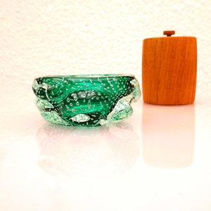 Art glass bowl by Elis Bergh, Kosta. Mid-century modern Scandinavian design, a small vintage emerald green crystal glass with free delivery.