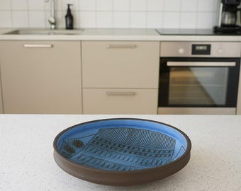 スカンジナビアのモダンアートデザインの陶器、スウェーデンのアリングソース産の青いヴィンテージ陶器のボウルまたはプレート。クラシックな北欧のレトロとインテリア装飾