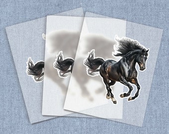Op de afbeelding: Drie zwarte en witte paardensilhouet stickers op een witte achtergrond. Het paard rent en heeft een vloeiende manen.