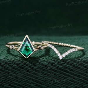 Unique kite cut Lab Emerald engagement ring set for women vintage bridal wedding ring 14k Yellow gold engagement moissanite ring set gift