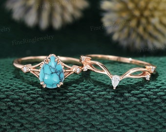 Puede incluir: Un juego de anillos de oro rosa con una piedra turquesa en forma de lágrima y una banda a juego. La piedra turquesa es el punto focal, rodeada de delicados trabajos en metal y pequeños diamantes de acento. La banda tiene un diseño curvo.