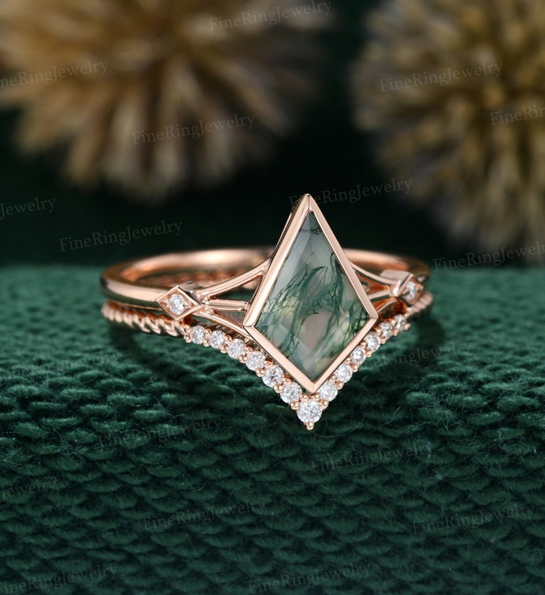 Unique kite cut green moss agate engagement ring set 14k rose gold engagement moissanite ring for women vintage bridal wedding ring set gift image 3