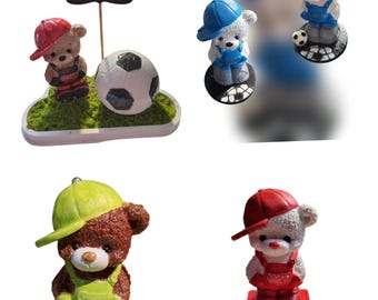 Bär Fußball Fan Figur – Glücksbringer mit Latzhose, Geschenk für Sportfans