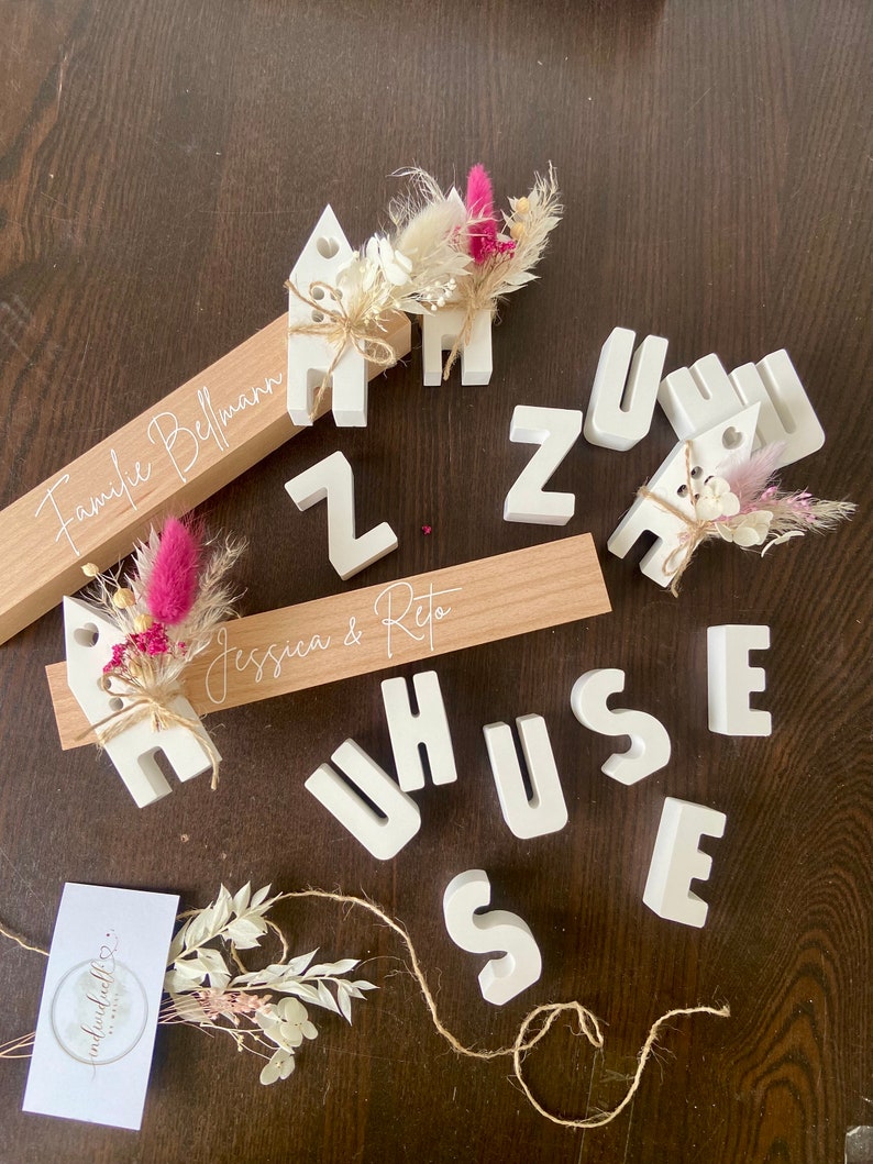 Personalisierte Holzleiste mit Wunschnamen Familiennamen Zuhause Schriftzug Raysin Dekoleiste Geschenk Einzug Holzboard Deko Bild 5