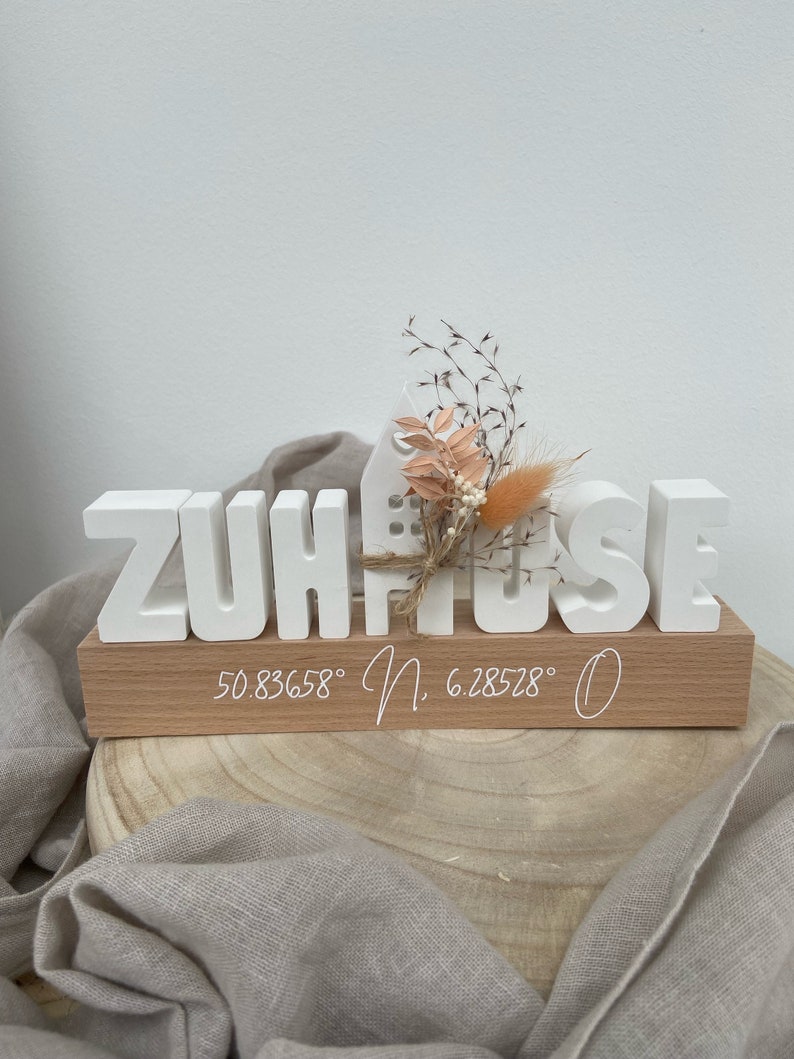 Personalisierte Holzleiste mit Wunschnamen Familiennamen Zuhause Schriftzug Raysin Dekoleiste Geschenk Einzug Holzboard Deko Bild 3