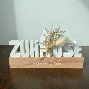 Personalisierte Holzleiste mit Wunschnamen Familiennamen Zuhause Schriftzug Raysin Dekoleiste Geschenk Einzug Holzboard Deko Bild 1
