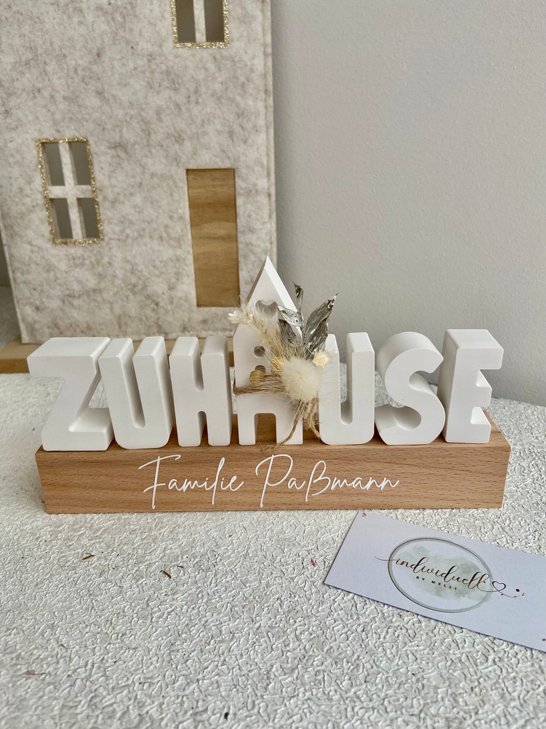 Personalisierte Holzleiste mit Wunschnamen Familiennamen Zuhause Schriftzug Raysin Dekoleiste Geschenk Einzug Holzboard Deko Bild 9