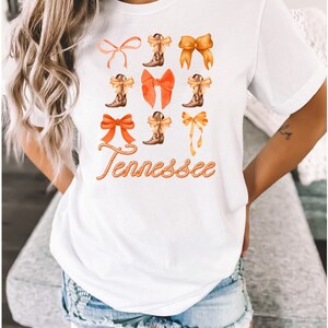 Chemise Tennessee, T-shirt Tennessee Coquette, T-shirt avec bottines et nœuds de cow-girl, Cadeau pour elle, Go Vols, Chemise Nashville, Cowgirl tendance, Fille de la campagne image 2