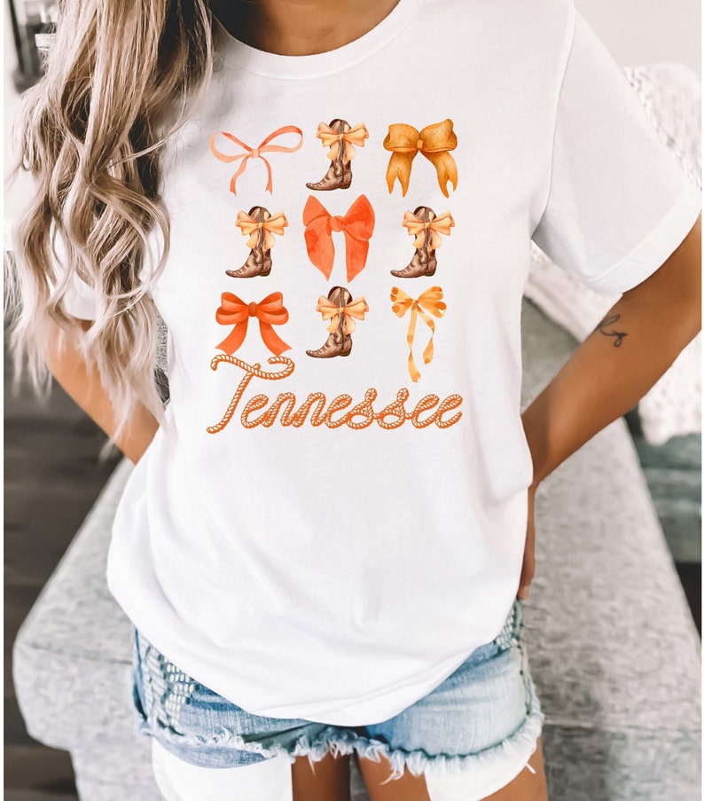 Chemise Tennessee, T-shirt Tennessee Coquette, T-shirt avec bottines et nœuds de cow-girl, Cadeau pour elle, Go Vols, Chemise Nashville, Cowgirl tendance, Fille de la campagne image 2