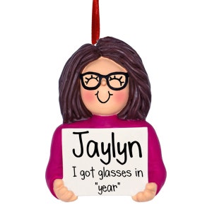 Ragazza con gli occhiali - Capelli castani - Addobbo natalizio personalizzato - 1° paio di occhiali - Ora ci vedo chiaramente - Ora a fuoco - Occhiali
