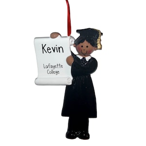 Afroamerikanischer bestandener - weiblich - Weihnachtsverzierungen - Beginn - schwarze Mütze und Kleid - Abschluss - Abschluss - Highschool grad - College