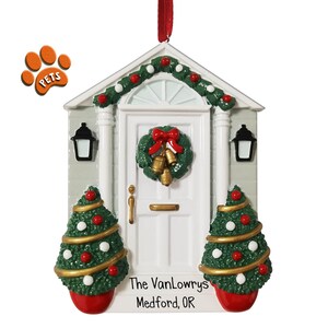 Personalisierte weiße Tür mit Kranz und Weihnachtsbäumen Weihnachtsverzierung - Dekorieren des Hauses für Weihnachten - Neues Zuhause - Realtor Geschenke