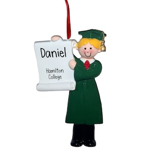 graduierte mit grünem Kleid - männliche Blonde - Weihnachtsverzierungen - Beginn - grüne Mütze und Kleid - Abschlussfeier - Abiturabschluß - College