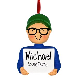 Ragazzo con gli occhiali che indossa un berretto da baseball - Ornamento di Natale personalizzato - Primo paio di occhiali - Ora vedo chiaramente - Ora a fuoco