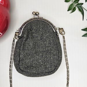 Monedero vintage pequeño hecho a mano / Monedero de tweed de lana verde oscuro / Bolso de mano con cadena y cadena de pez dorado / Bolso de mano antiguo cosido a mano con cierre de beso