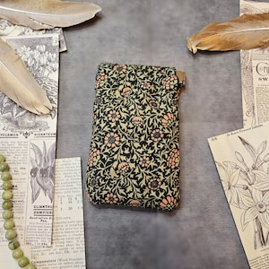 Vintage style flex frame purse, green cottagecore patterned squeeze to open purse, mini trinket bag, small retro coin purse