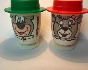 Set of 2 Vintage Hanna Barbera/ Jellystone Park Yogi bear and Cindy Bear Plastic Mugs with Hat Lids