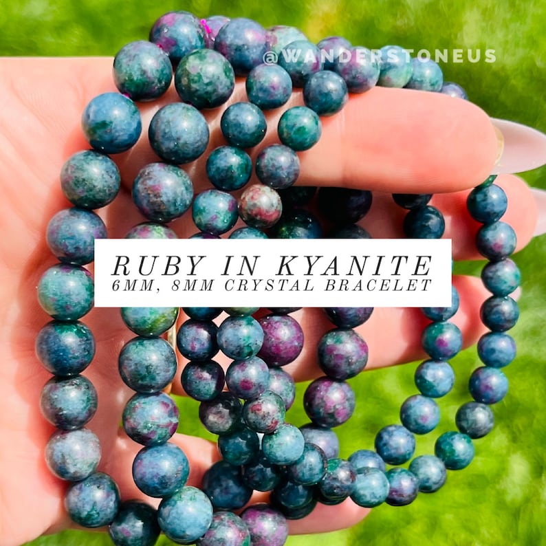 K&ouml;nnte beinhalten: Armb&auml;nder aus Rubin in Kyanit-Kristallen. Die Armb&auml;nder haben runde, polierte Perlen in Blau-, Gr&uuml;n- und Rott&ouml;nen. Der Text auf dem Bild lautet "RUBY IN KYANITE 6MM, 8MM CRYSTAL BRACELET".