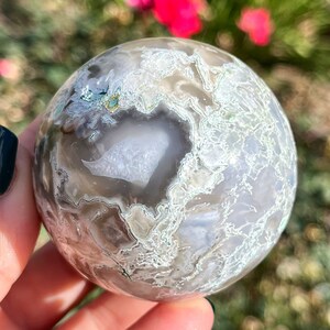 Esfera de ágata musgosa con geoda drusa translúcida / Esfera de cristal de ágata musgosa / Esfera de ágata musgosa azul / Ágata musgosa translúcida de 60 mm