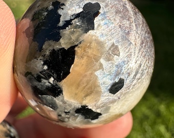 SELTEN gemischte Materialien Kristallkugel, Regenbogen Mondstein Kugel, Sonnenstein Kugel, Glimmer, Rauchquarz-Turmalin Einschlüsse S2