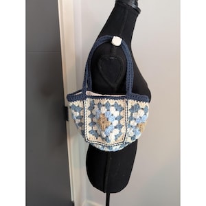 Bolso de mano de crochet hecho a mano con diseño de abuela cuadrada en azul y beige y asas azul marino