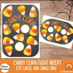 Può includere: Attività di Halloween stampabile a tema mais caramellato per bambini. La stampabile presenta uno sfondo di lavagna nera con un contorno bianco e le parole "Candy Corn" in un cerchio bianco. La stampabile include una varietà di forme di mais caramellato in arancione, giallo e bianco.