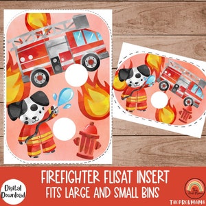 Puede incluir: Inserción imprimible de bombero Flisat para contenedores grandes y pequeños. La inserción presenta un perro dálmata con uniforme de bombero, un camión de bomberos, una boca de incendios y llamas.