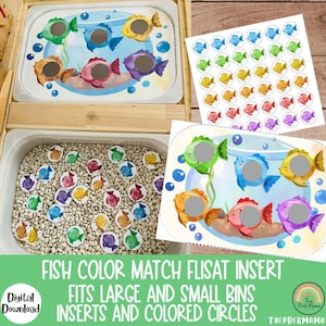 Puede incluir: Una actividad de caja sensorial con temática de peces coloridos para niños. La caja está llena de frijoles blancos y piezas con forma de peces de colores. También hay insertos con forma de peces a juego para un juguete de madera.