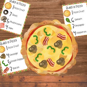 K&ouml;nnte beinhalten: Eine Aquarell-Illustration einer Pizza mit Bel&auml;gen wie Pilzen, gr&uuml;nen Paprikaschoten, Speck und Peperoni. Vier Karten zeigen den Text "Pizza bauen" und listen verschiedene Bel&auml;ge mit Mengen auf.