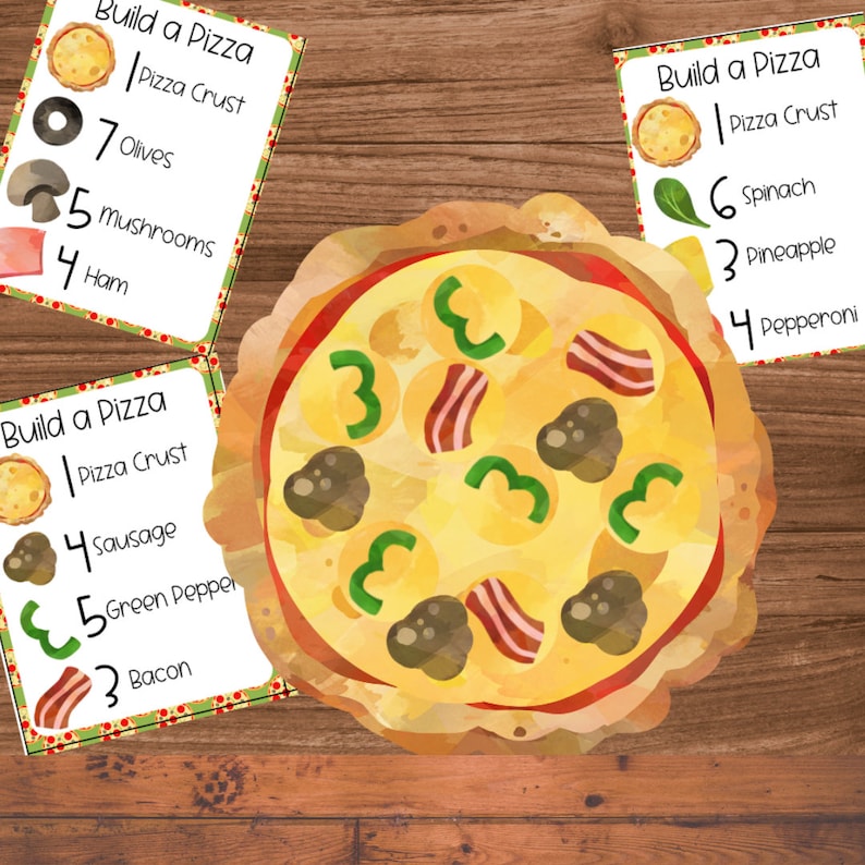K&ouml;nnte beinhalten: Eine Aquarell-Illustration einer Pizza mit Bel&auml;gen wie Pilzen, gr&uuml;nen Paprikaschoten, Speck und Peperoni. Vier Karten zeigen den Text "Pizza bauen" und listen verschiedene Bel&auml;ge mit Mengen auf.