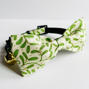 Christmas Festive Mistletoe Print Bow Tie Collar, Kitten Cat Breakaway Quick Release Collar, Cat Safety Collar, Bow Tie