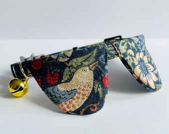 Collar para gato con estampado índigo "Strawberry Thief" de William Morris, Peter Pan, con cierre de seguridad, de liberación rápida y pajarita.
