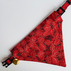Christmas Festive Red Poinsettias Leaf Print Cat Bandana Collar, Kitten Cat Breakaway Collar, Quick Release Collar, Cat Safety Collar