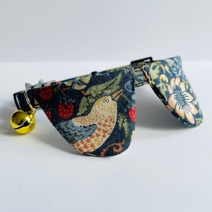 William Morris &#39;Strawberry Thief&#39; Indigo Print, Peter Pan Cat Collar, Breakaway Collar, Quick Release Collar, Cat Safety Collar, Bow Tie