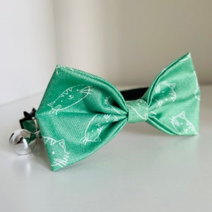 Green Cat Face Print Bow, Cat Collar, Kitten Collar, Cat Breakaway Collar, Quick Release Collar, Cat Safety Collar, Bow Tie