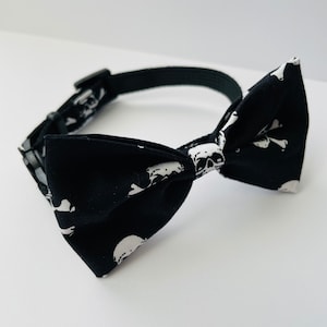 Skulls & Bones Print Cat Bow, Cat Collar, Kitten Collar, Cat Breakaway Collar, Quick Release Collar, Cat Safety Collar, Bow Tie