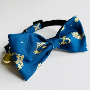 Coronation Gold Crown Print Cat Collar Bow, Kitten Cat Breakaway Collar, Quick Release Collar, Cat Safety Collar, Bow Tie