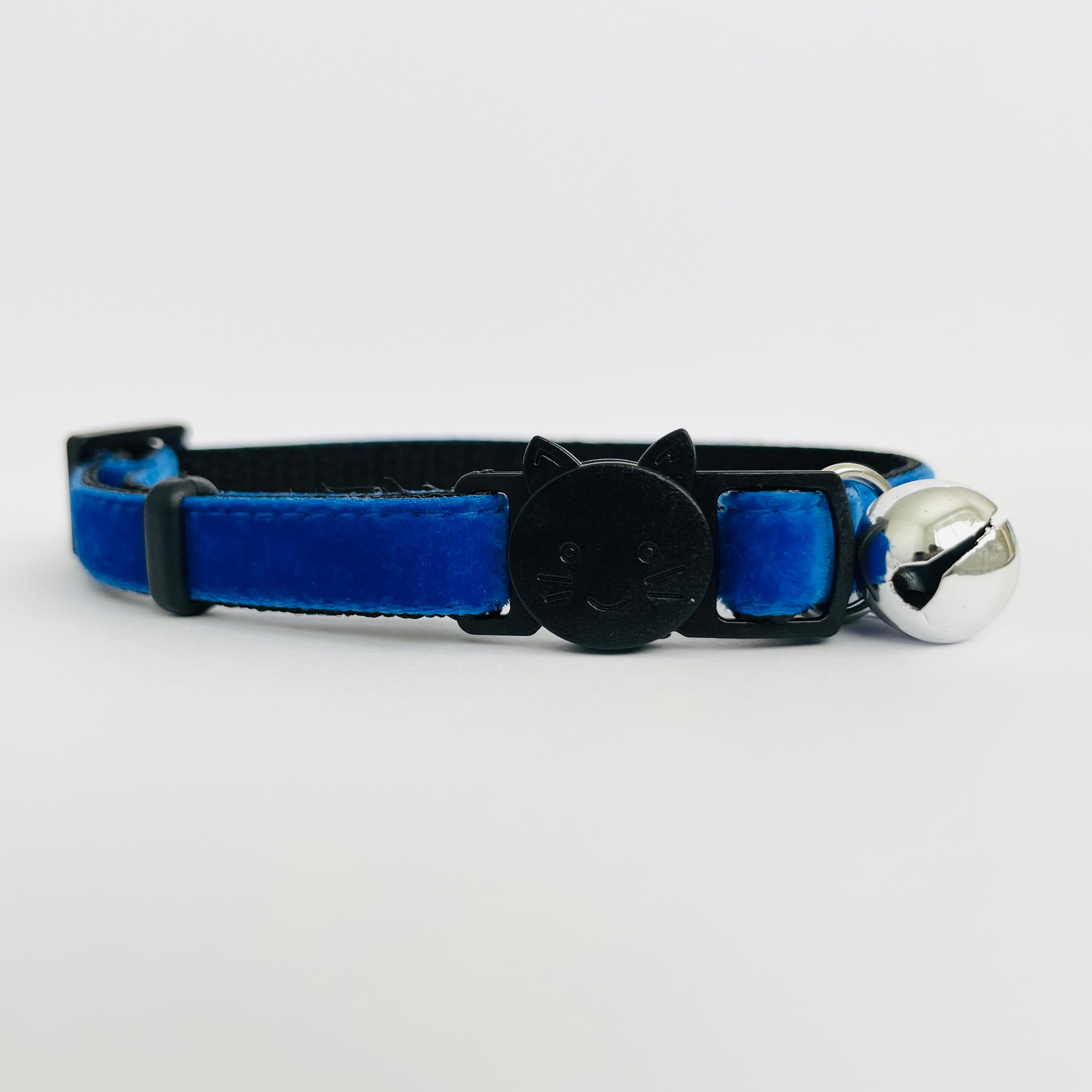 Samt-Katzenhalsband Mit Glöckchen – Verstellbar, Sicherheitsverschluss, Handgefertigt In UK, In Babyblau & Vielen Farben