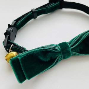 Emerald Green Velvet Cat Bow, Cat Collar, Kitten Collar, Cat Breakaway Collar, Quick Release Collar, Cat Safety Collar, Bow Tie