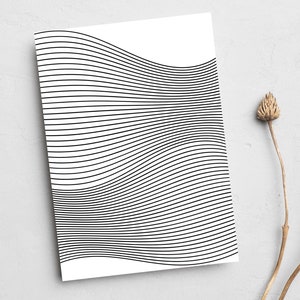 Op de afbeelding: Een zwart-witte abstracte print met een golvend patroon van dunne lijnen.
