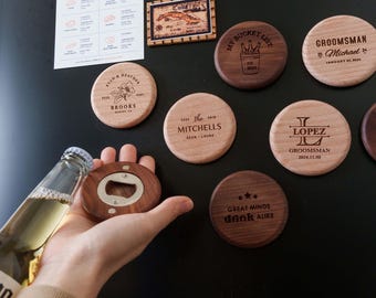 Puede incluir: Una colección de abridores de botellas y posavasos redondos de madera con varios diseños grabados con láser, incluyendo nombres, fechas y frases como My Bucket List, Groomsman y Great Minds Drink Alike, dispuestos sobre una superficie oscura.