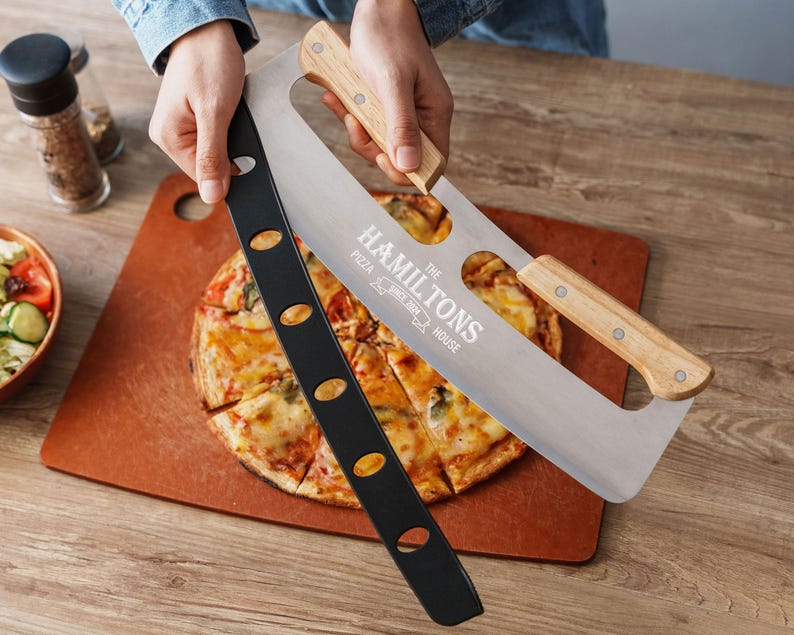 Aangepaste pizzasnijder voor vader, Moederdagcadeau, cadeaus pizzaliefhebber, gepersonaliseerde keukencadeaus, kookcadeaus voor hem, cadeau voor moeder afbeelding 4