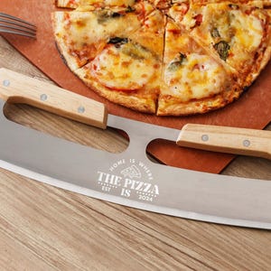 Aangepaste pizzasnijder voor vader, Moederdagcadeau, cadeaus pizzaliefhebber, gepersonaliseerde keukencadeaus, kookcadeaus voor hem, cadeau voor moeder afbeelding 5
