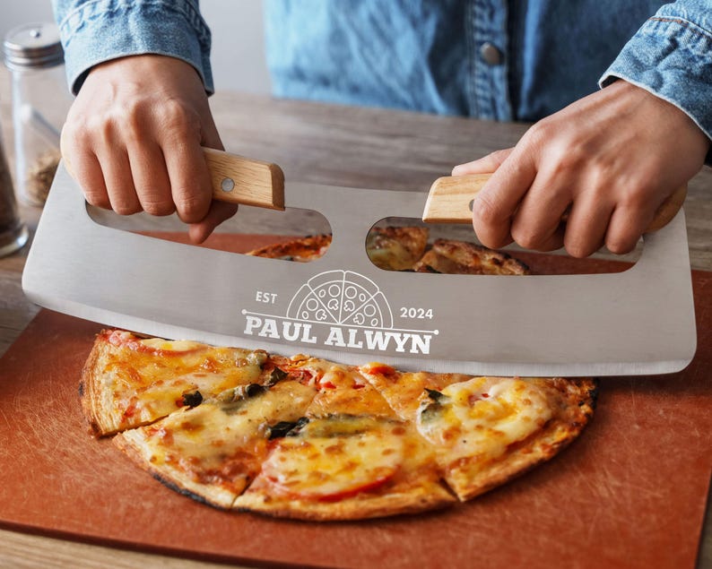 Aangepaste pizzasnijder voor vader, Moederdagcadeau, cadeaus pizzaliefhebber, gepersonaliseerde keukencadeaus, kookcadeaus voor hem, cadeau voor moeder afbeelding 9
