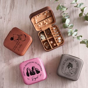 Gepersonaliseerde cadeau, bruidsmeisje sieradendoos, cadeau voor haar, lederen reissieradendoos, bruidsmeisje cadeaus voorstel, bruidsfeestcadeaus